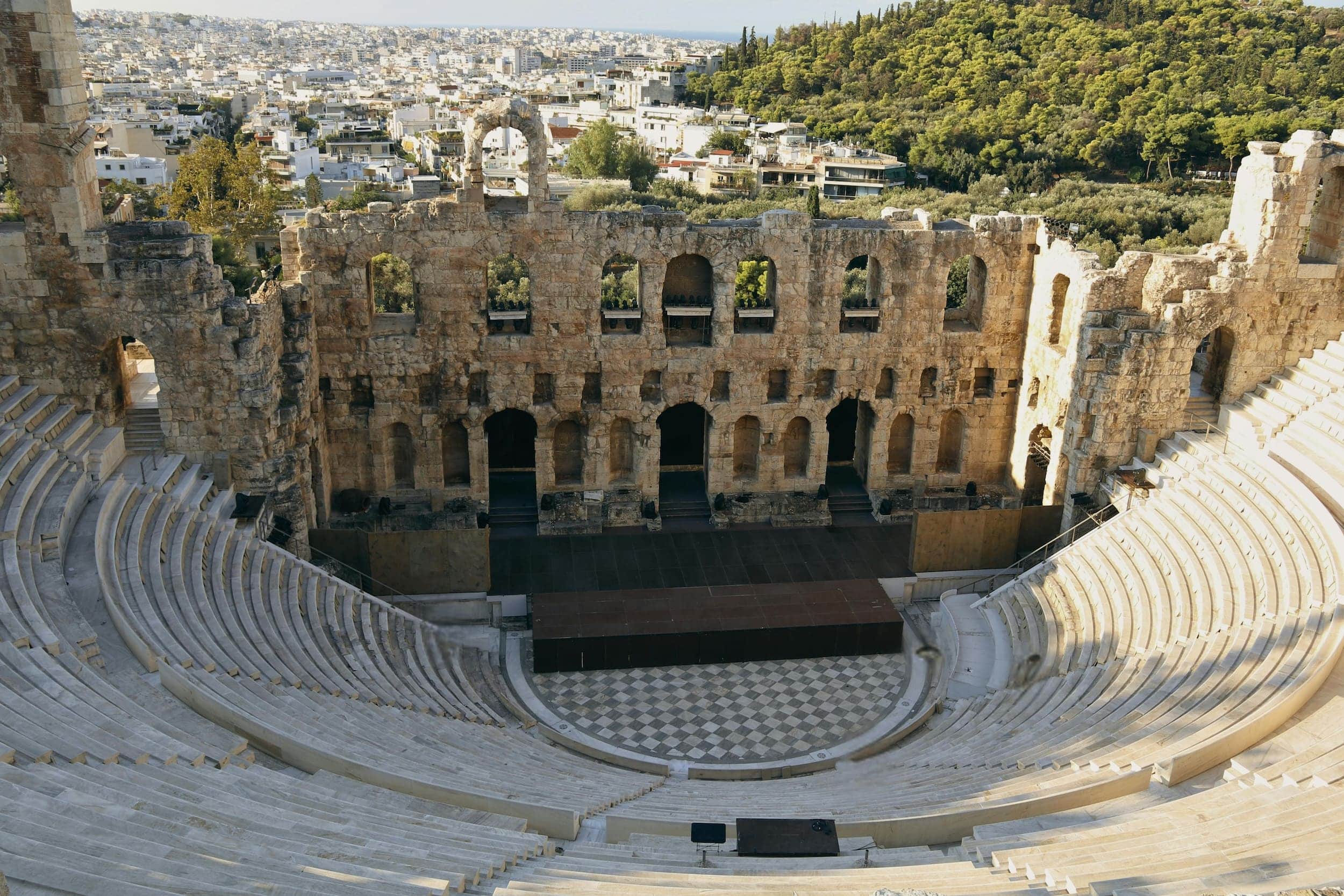 Athene, waar tafels vollopen en verhalen blijven nazinderen